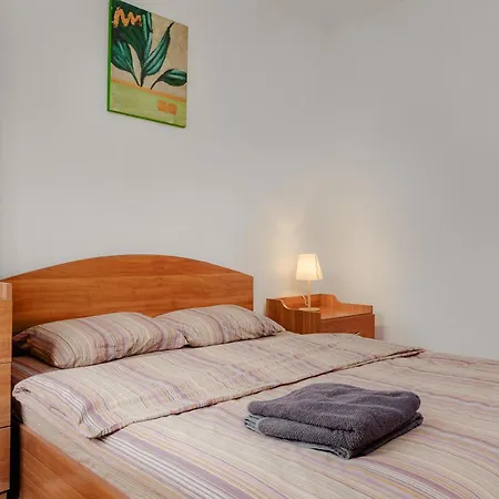 Апартаменти Old Town Chic 1 Bedroom W Self Check In